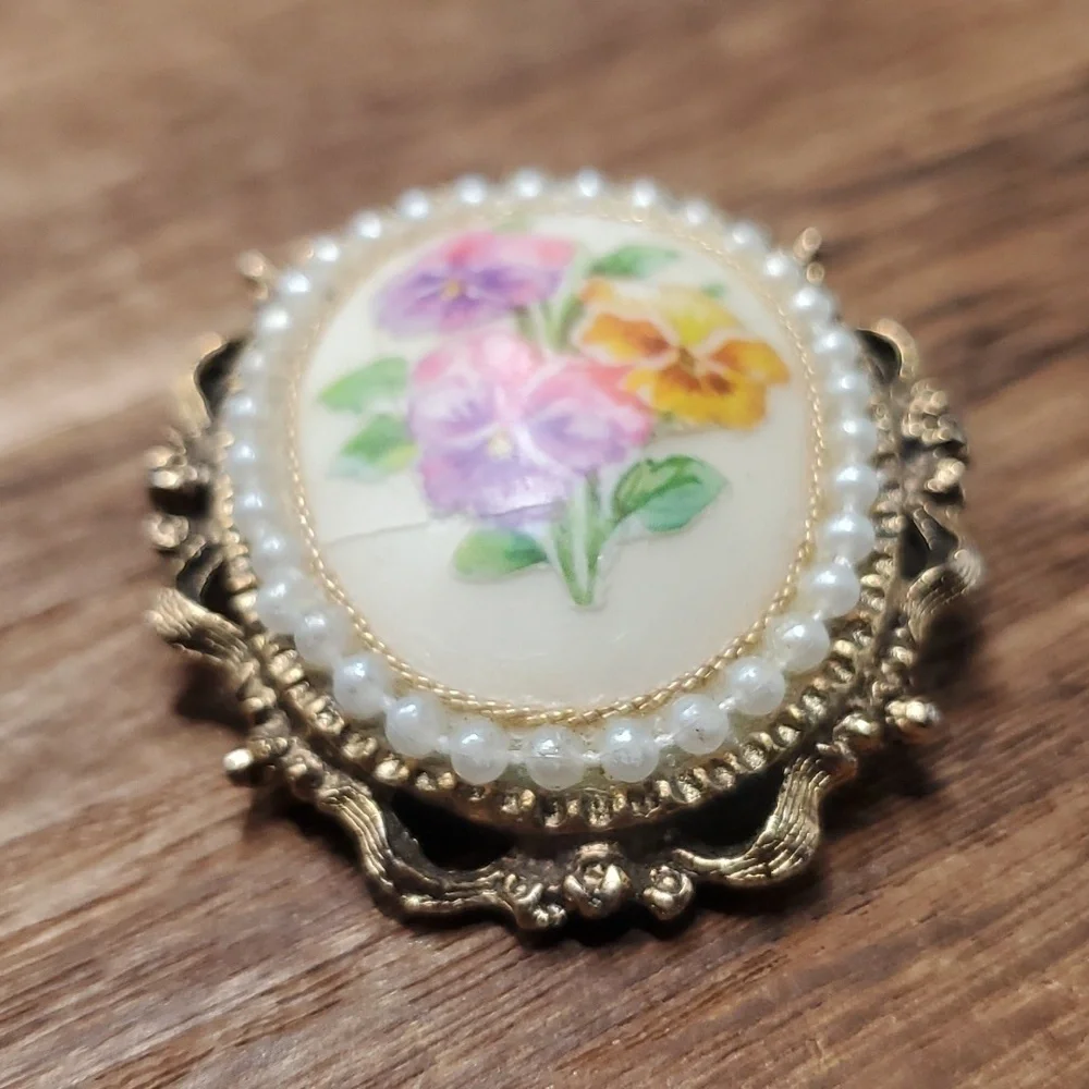 B809‎ stunning floral keepsake heirloom flower cameo brooch